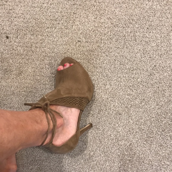 Sexy ankle tie heel in suede. GUC - Picture 8 of 9